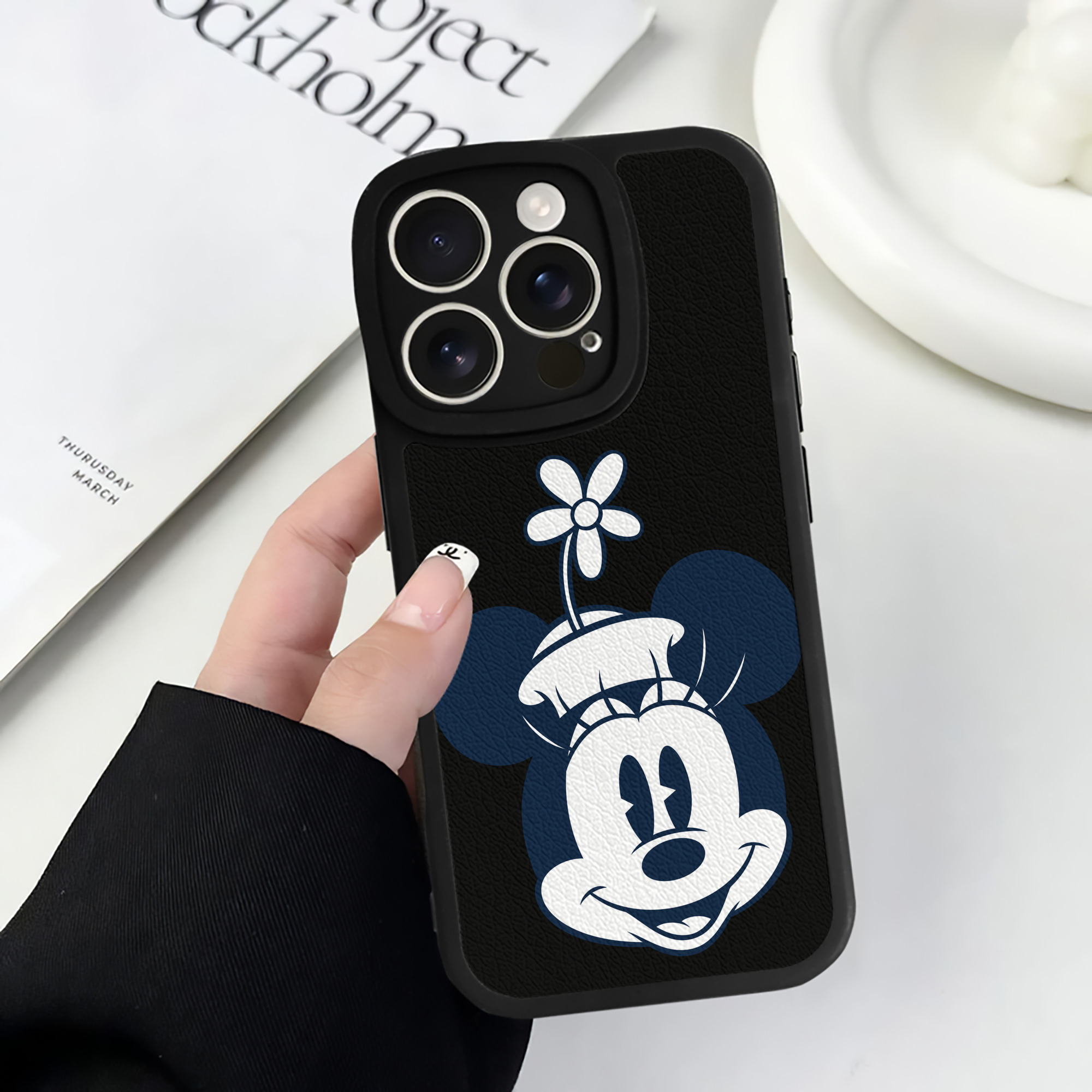 （画像用） ミッキーマウス Mickey Mouse 【iPhone 16シリーズ対応】シリコンスマホケース（レザー調） 材質：シリコン